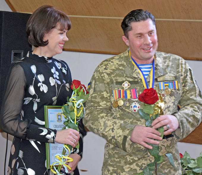 «Кіборг», житель міста Заліщики Віталій Зварич разом з дружиною Наталею під час нагородження. Фото автора